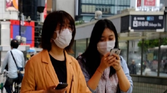 مشروع قانون لتجريم النظر في الهاتف أثناء المشي في اليابان