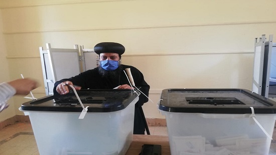  بالصور أسقف السويس يدلي بصوته في انتخابات مجلس النواب