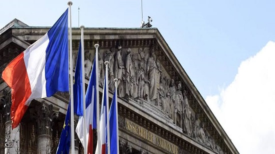  لوفيجارو : الحكومة الفرنسية دخلت مستنقعا بقانون 