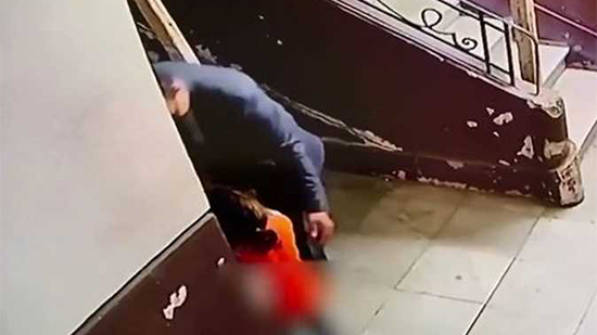 كاميرا مراقبة ترصد تحرش شخص بطفلة في مدخل عقار بالمعادي (فيديو)