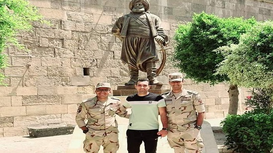 الفنان مينا اسحق ابن قرية البرشا بعد نحته تمثال لمحمد علي باشا 