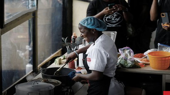 نيجيرية تقضي 100 ساعة في الطهي دون انقطاع أملاً في دخول موسوعة غينيس