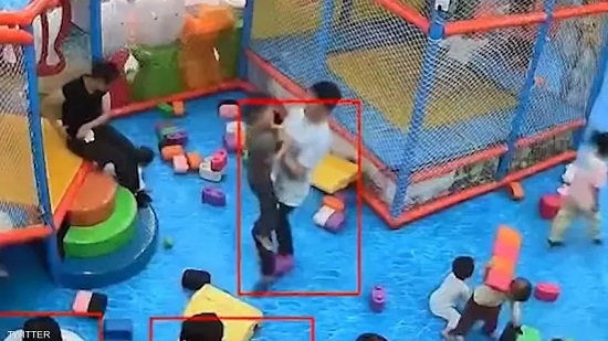 فيديو يثير جدلا في الصين.. رجل يضرب طفلا لسبب 