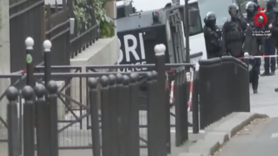 فيديو .. عاجل .. القبض على الرجل الذي هدد بتفجير نفسه في القنصلية الإيرانية في باريس