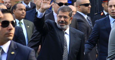 الرئيس مرسى عقب الإدلاء بصوته
                        