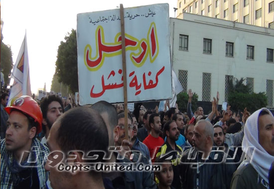 بالفيديو : مصطفى االجندى يقود مسيرة للتحرير .. والثوار يهتفون الشعب يريد اسقاط النظام !! 