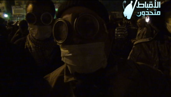 بالفيديـو .. متظاهرو التحرير للشرطــة :  
