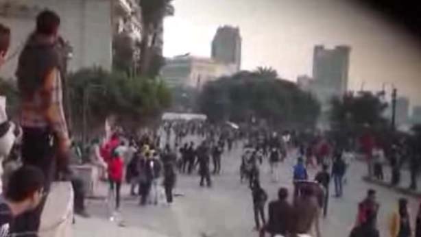 الحرب تشتعل بين الأمن المركزي والمتظاهرين على كورنيش النيل