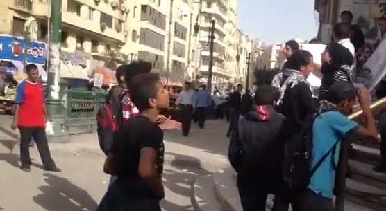 المتظاهرون أمام دار القضاء العالي يهتفون 
