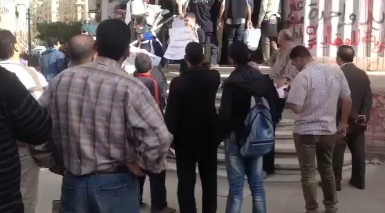 اشتباكات مع الأمن أمام القضاء العالي وطفل يحمل لافتة 