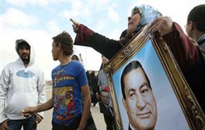صورة مبارك فى المظاهرات أرشيفية
