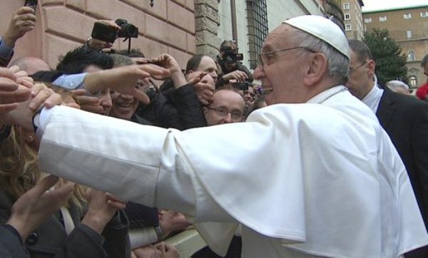 البابا فرنسيس يحيي مجموعة من المؤمنين في الفاتيكان