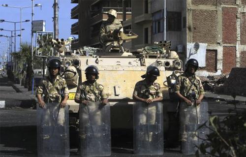 الجيش المصري يسيطر على زمام الأمور بمدن القناة والشرطة تبدأ خطة أمنية لوقف التسلح