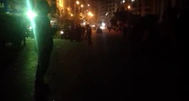 بلطجية يعتدون على اعتصام ٦ ابريل ويمزقون لافتاتهم