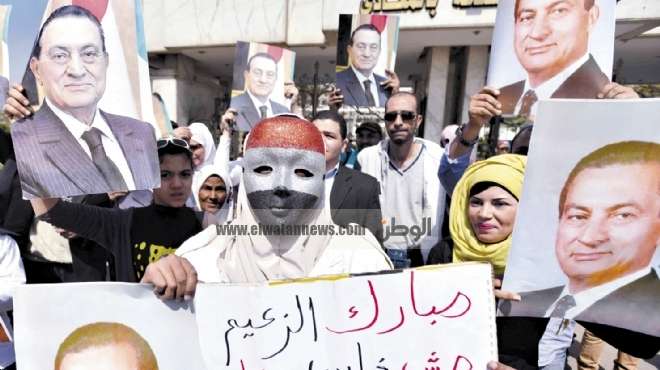 أبناء مبارك أمام مستشفى المعادي العسكري (صورة أرشيفية)