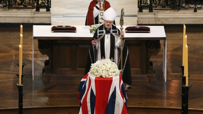 أسقف لندن خلال جنازة تاتشر