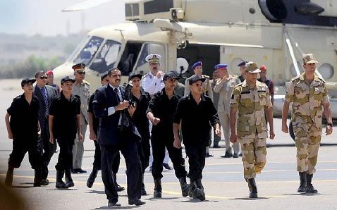 الجنود السبعة فور وصولهم من سيناء إلى مطار ألماظة