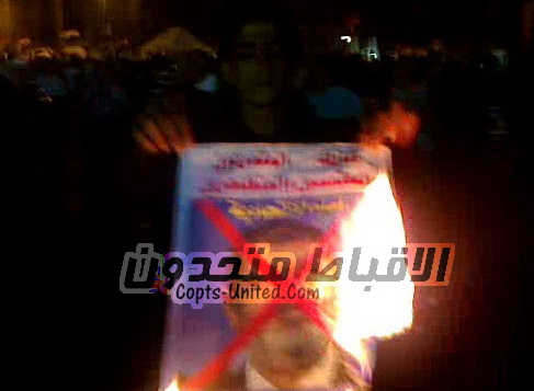 حرق صورة للرئيس مرسي بميدان التحرير من قبل المتظاهرين