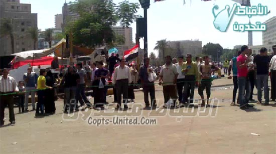 ثوار التحرير يقبضون على إخواني ويحتفلون بالميدان 