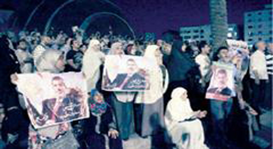 مسيرة ليلية لأنصار المعزول بالإسكندرية