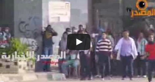 طالب إخوانى يخلع بنطلونه ويشير ببذائه لقوات الأمن..فيديو