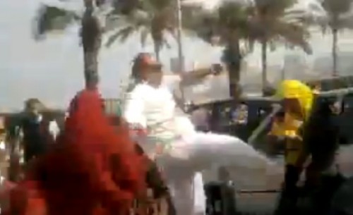 فيديو.. ضابط شرطة يخرج عن شعوره ويعتدي على متظاهرات الإخوان بشكل هستيري بالأسكندرية