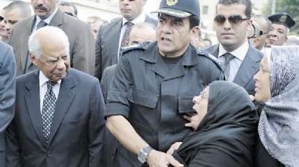 والدة الشهيد محمد مبروك خلال الجنازة الرسمية