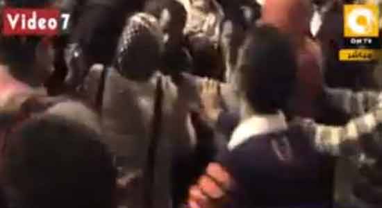 شاهد بالفيديو : الأعتداء جنسيًا على سيدة مؤيدة للسيسي بالتحرير 
