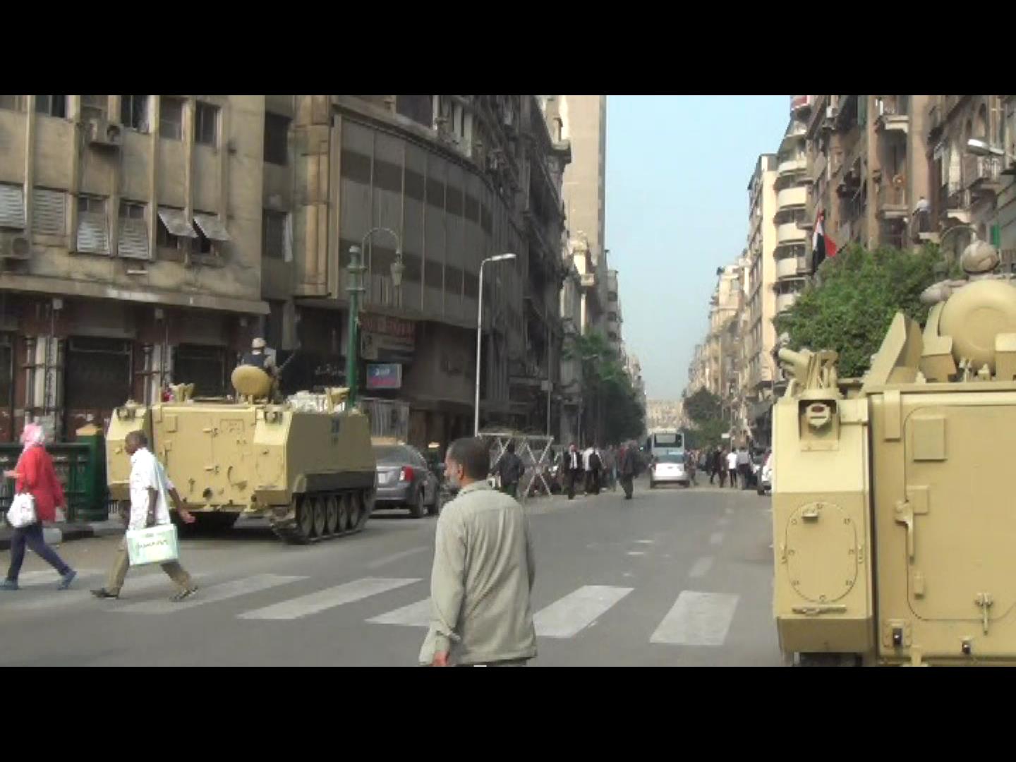 شاهد بالفيديو .. مدرعات الجيش والشرطة تحمي مداخل ميدان التحرير تحسباً لآي هجوم 