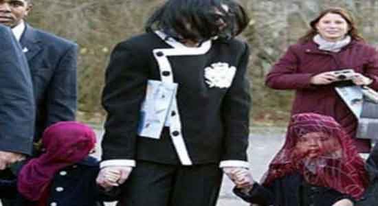 بالصور.. لماذا كان «مايكل جاكسون» يغطي وجه ابنته دائما بـ«الوشاح»؟