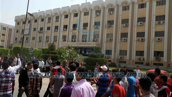 طلاب اخوان الازهر يغلقون باب كلية طب بنيين بالجنازير