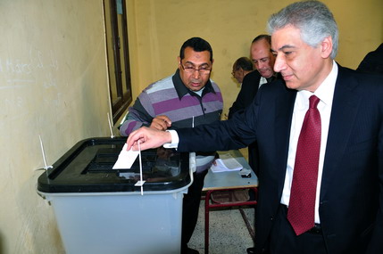 وزير المالية يدلي بصوته في الاستفتاء