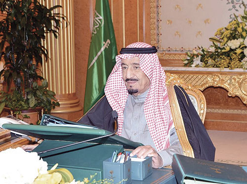 الأمير سلمان بن عبد العزيز لدى ترؤسه جلسة مجلس الوزراء في الرياض أمس (واس)