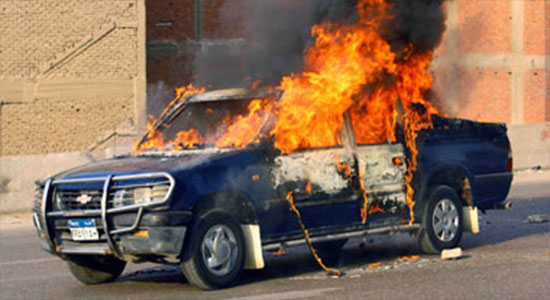 سيارة شرطة محترقة