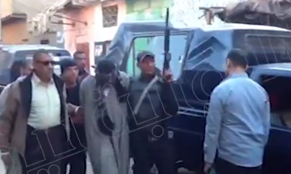 بالفيديو.. الشرطة تقتحم قرى أسيوط وتضبط فارضي الإتاوات على الأقباط 