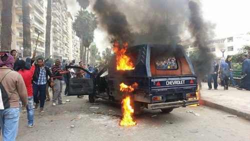 إخوان يشعلون النيران بسيارة شرطة بالإسكندرية