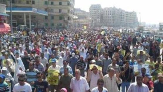 مارس مسيرات في شوارع الإسكندرية