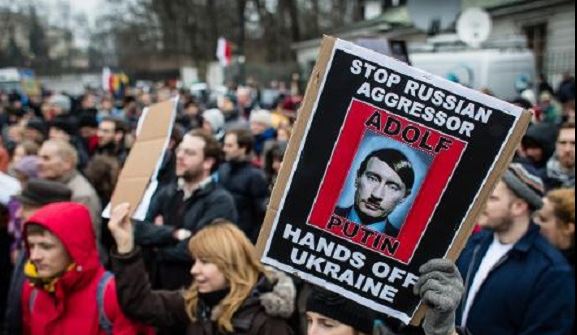 مواطنون من بولندا وأوكرانيا يتظاهرون ضد تدخل روسيا في القرم