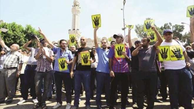 أنصار الجماعة الإرهابية يرفعون شعار رابعة بالإسكندرية