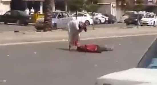 بالفيديو.. سعودي يذبح عاملا هنديا وسط الطريق العام