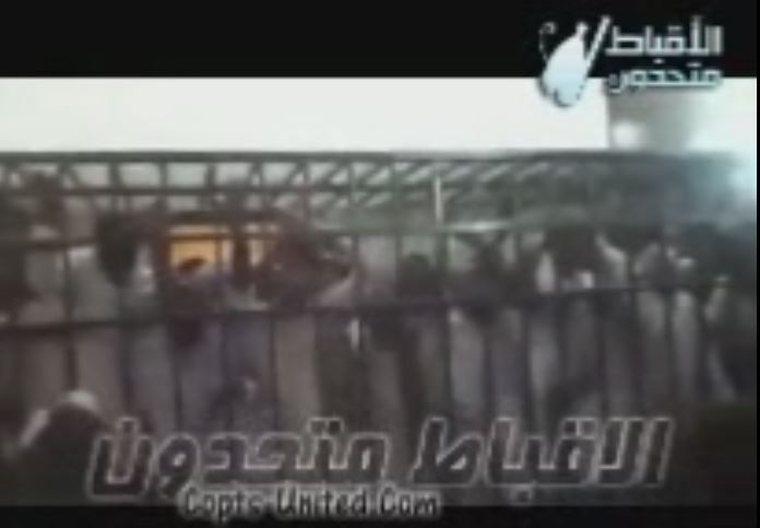 بالفيديو..هتافات مسيئة للشرطة والجيش أثناء محاكمة أخوات أسوان