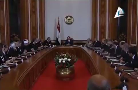 بالفيديو.. الرئيس يجتمع بحكومة محلب الجديدة عقب أدائها اليمين