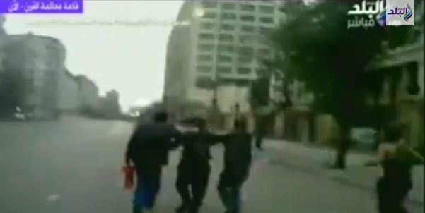 دفاع مبارك بعرض فيديوهات لمتظاهرون يستولون على أسلحة وزى الشرطة