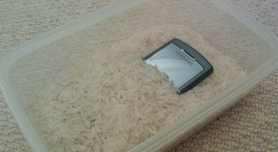 الأرز ينقذ هاتفك المبلل