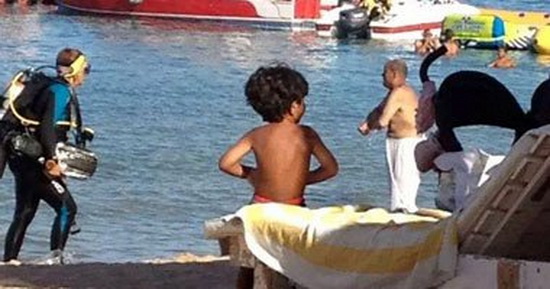 مواطن يرتدى كلسون على شواطئ شرم الشيخ