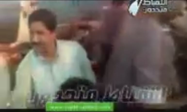 بالفيديو.. الباعة يمزقون شارات رابعة بأسوان 