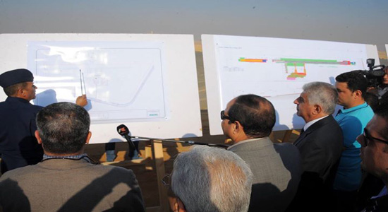 بالصور.. السيسي يتفقد عدة مشروعات خاصة بحفر قناة السويس والعاصمة الإدارية الجديدة