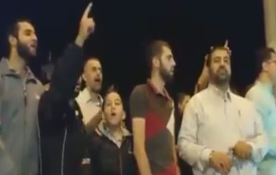  فلسطينيون يسيئون للرئيس السيسي في المسجد الأقصى احتفالا بالعيد