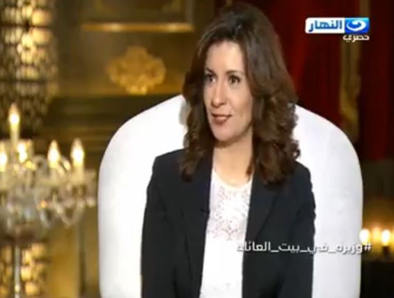 بالفيديو.. وزيرة الهجرة تغازل زوجها على الهواء: «بحبك يا هاني»