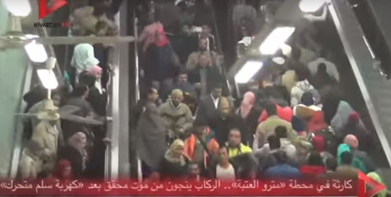 بالفيديو.. كارثة في محطة «مترو العتبة».. الركاب ينجون من موت محقق بعد «كهربة سلم متحرك»